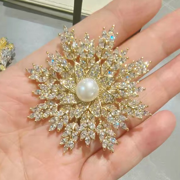 Snowflake Gold Plated Copper Brooch Snowflake Zircon Stone Brooch Pin - Picture 6 of 9